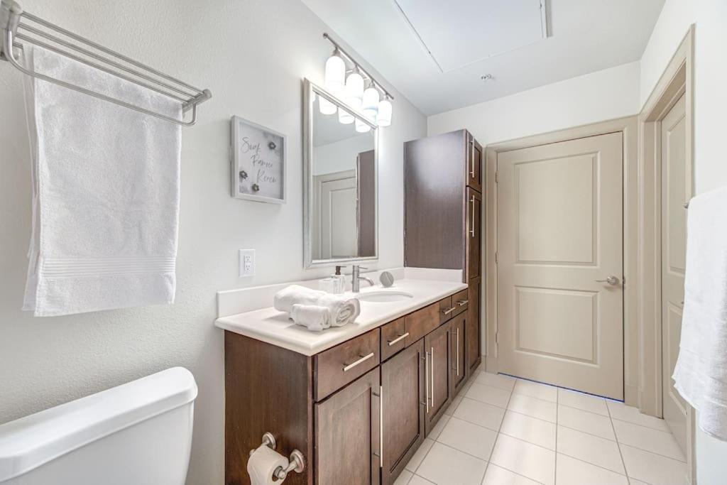 Chic 1Br Near Nrg With Pool Wifi Freeparking Lejlighed Houston Eksteriør billede