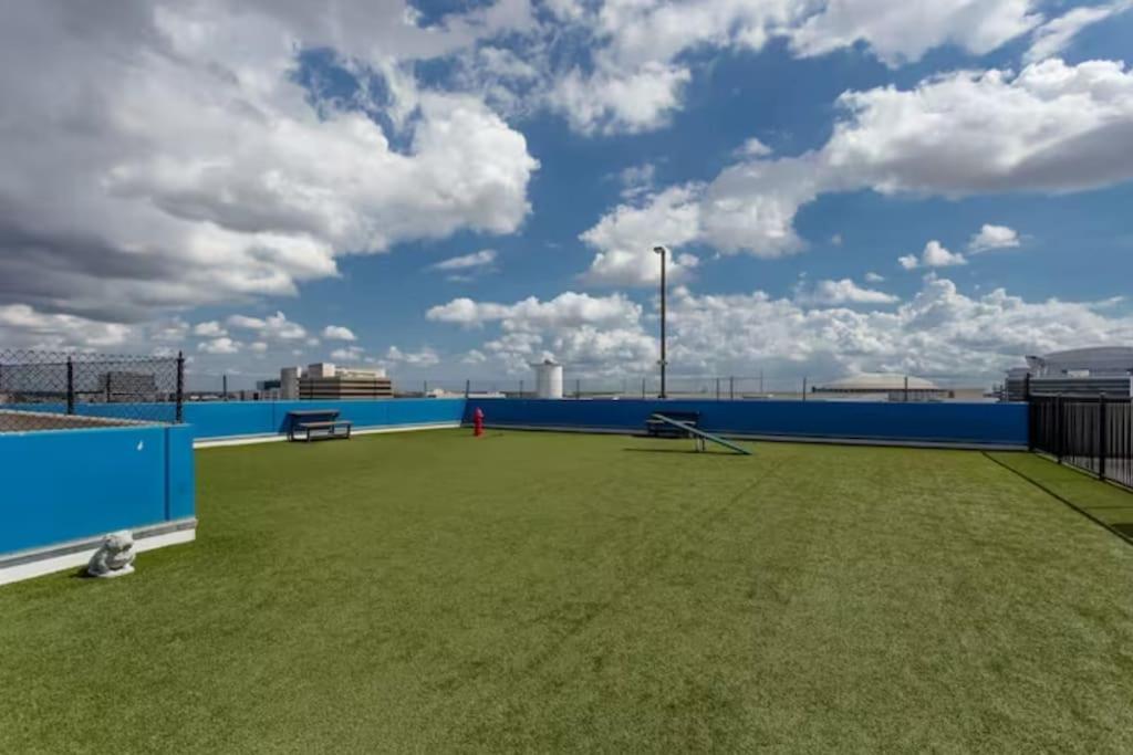 Chic 1Br Near Nrg With Pool Wifi Freeparking Lejlighed Houston Eksteriør billede