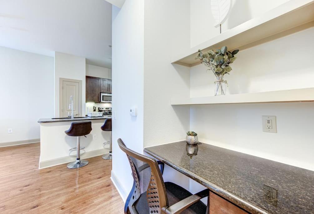 Chic 1Br Near Nrg With Pool Wifi Freeparking Lejlighed Houston Eksteriør billede