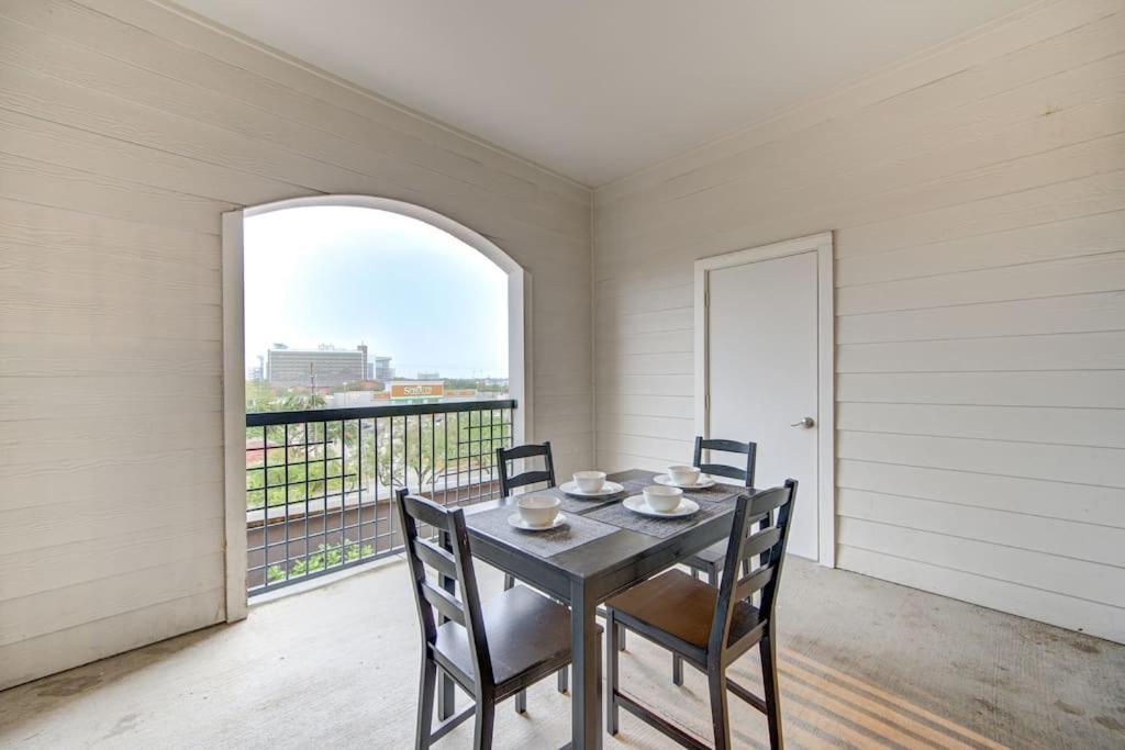 Chic 1Br Near Nrg With Pool Wifi Freeparking Lejlighed Houston Eksteriør billede