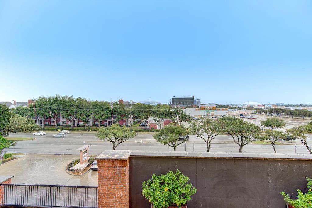 Chic 1Br Near Nrg With Pool Wifi Freeparking Lejlighed Houston Eksteriør billede