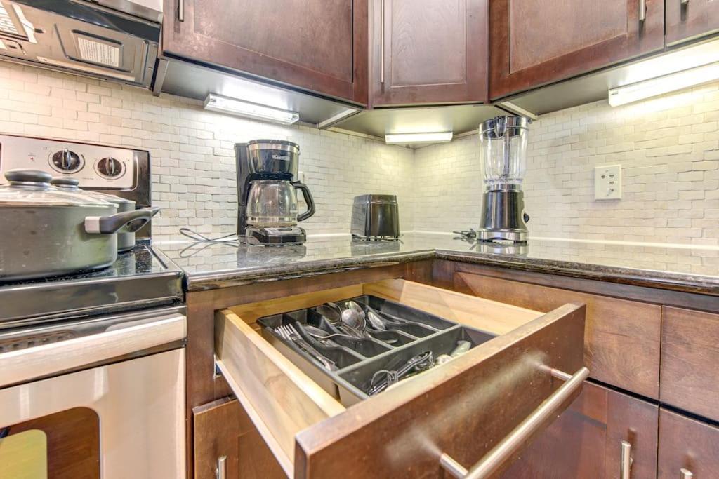 Chic 1Br Near Nrg With Pool Wifi Freeparking Lejlighed Houston Eksteriør billede