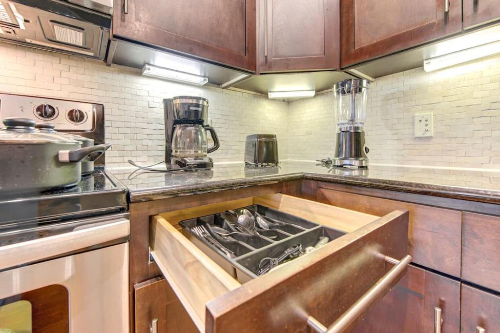 Chic 1Br Near Nrg With Pool Wifi Freeparking Lejlighed Houston Eksteriør billede
