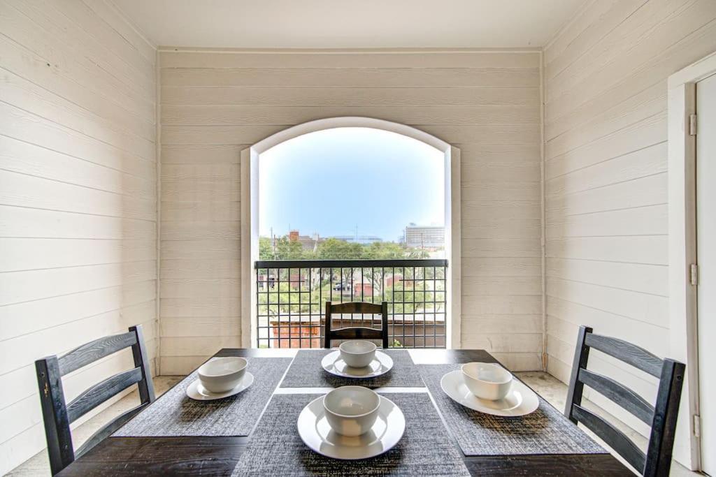 Chic 1Br Near Nrg With Pool Wifi Freeparking Lejlighed Houston Eksteriør billede